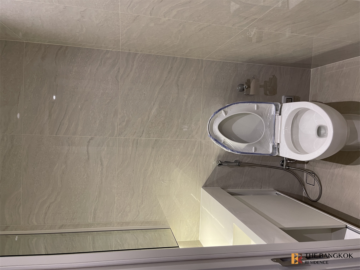 picture Muniq Langsuan  Luxury Condo in Central City Location - 10/10