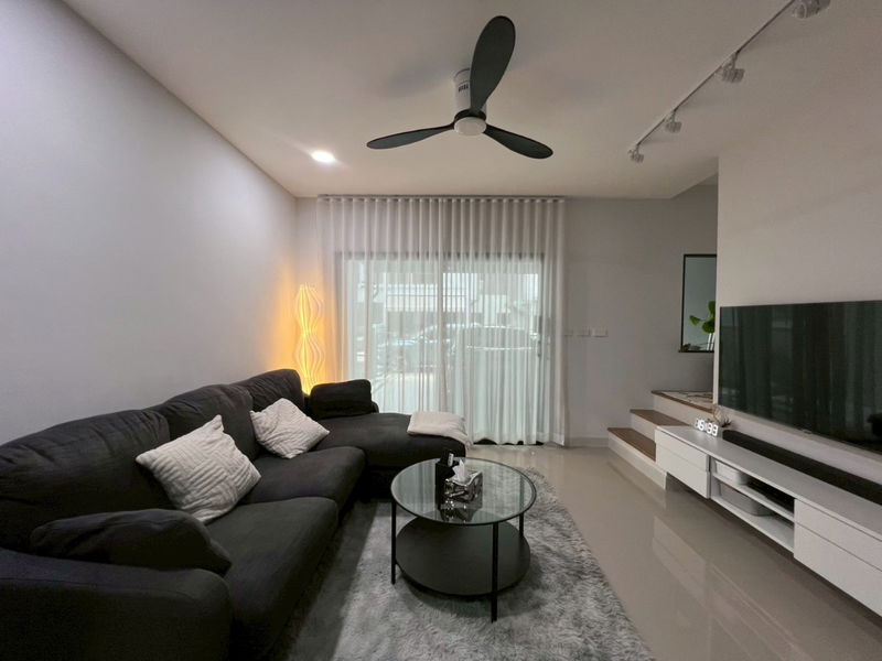 ทาวน์โฮมให้เช่า : เช่าทาวเฮ้าส์พร้อมเฟอร์ พลีโน่ สุขุมวิท บางนา 2