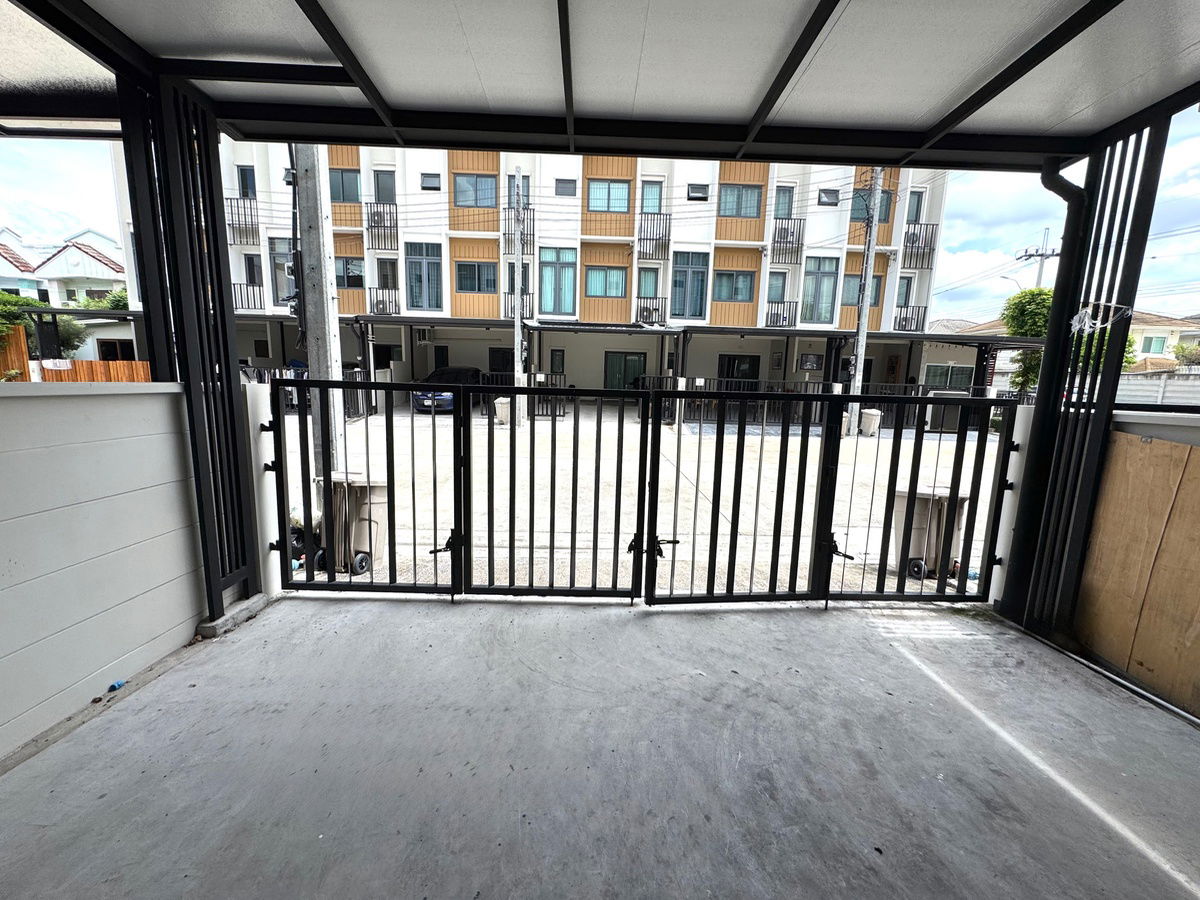 picture 3-storey townhome for rent, opposite the village with Community Mall convenient transportation, near Mega Bangna 📍Plex Onnut-Wongwaen - 27/37