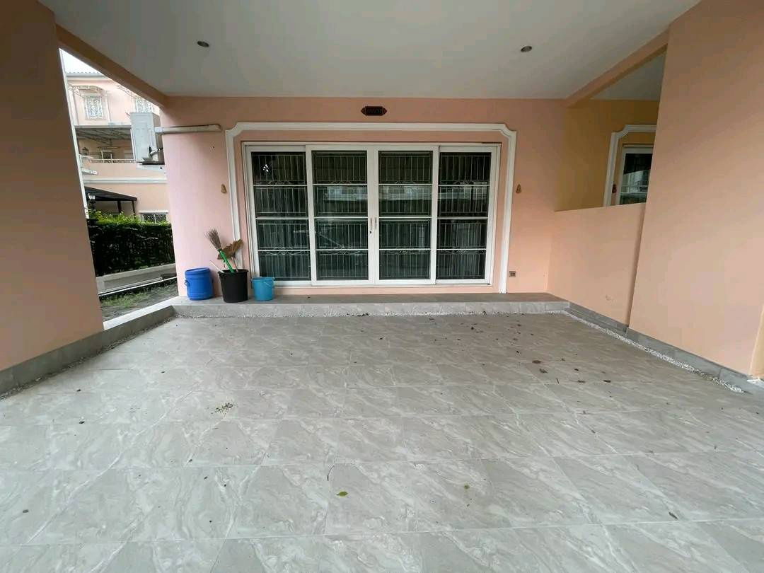picture URBAN SATHORN 3 bedrooms 3 bathrooms 1 living room 1 kitchen 6-meter frontage, parking for 2 cars Contact: Pimprima (Bee) Call 0826698942 - 2/15