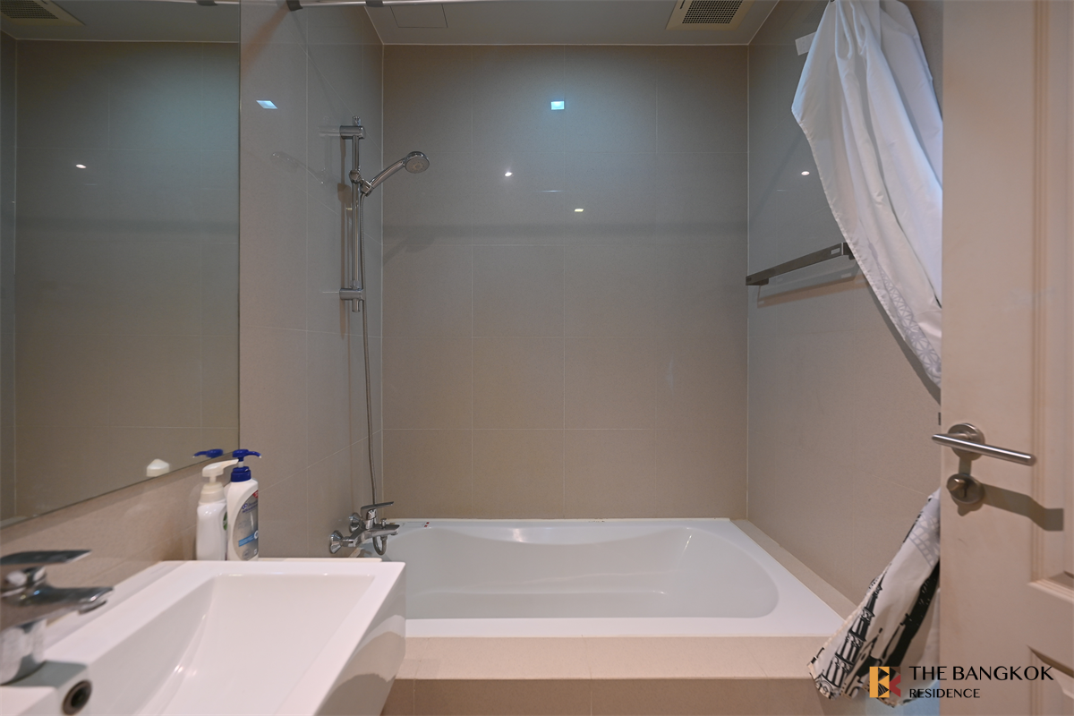 picture Noble Refine Move-in Ready, Just Bring Your Bags near BTS Phrom Phong - 5/10