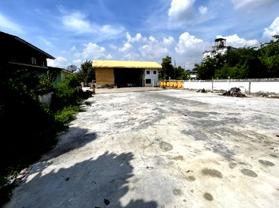 เช่าที่ดิน ถนนกรุงเทพ-ชลบุรี มอเตอร์เวย์ :  ให้เช่าที่ดินเปล่า 1.2 ไร่ พร้อมโกดัง และ อาคารสำนักงาน 2 ชั้น  / ทำเล ซอยพัฒนาการ 69 /  พื้นที่ดินเทปูนเต็มพื้นที่ / เหมาะหลากหลายธุรกิจ