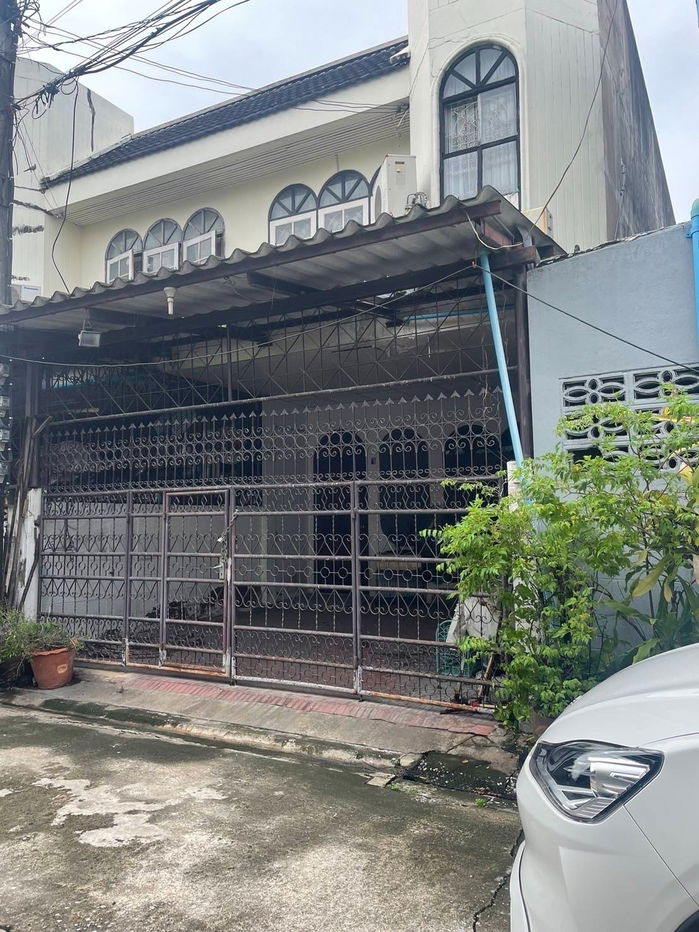 picture House for sale below market price, 850 meters from MRT Phawana, Soi Lat Phrao 41. This 2-story townhouse, 17.5 sq wah - 1/15