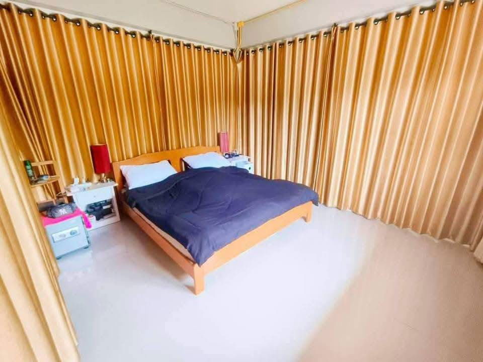 รูป ขายบ้านเดี่ยว 2 ชั้น หลังใหญ่ 5 ห้องนอน 2 ห้องน้ำ ใกล้โรงเรียนนานาชาติล้านนา T.0946511456 - รูปที่ 7/12