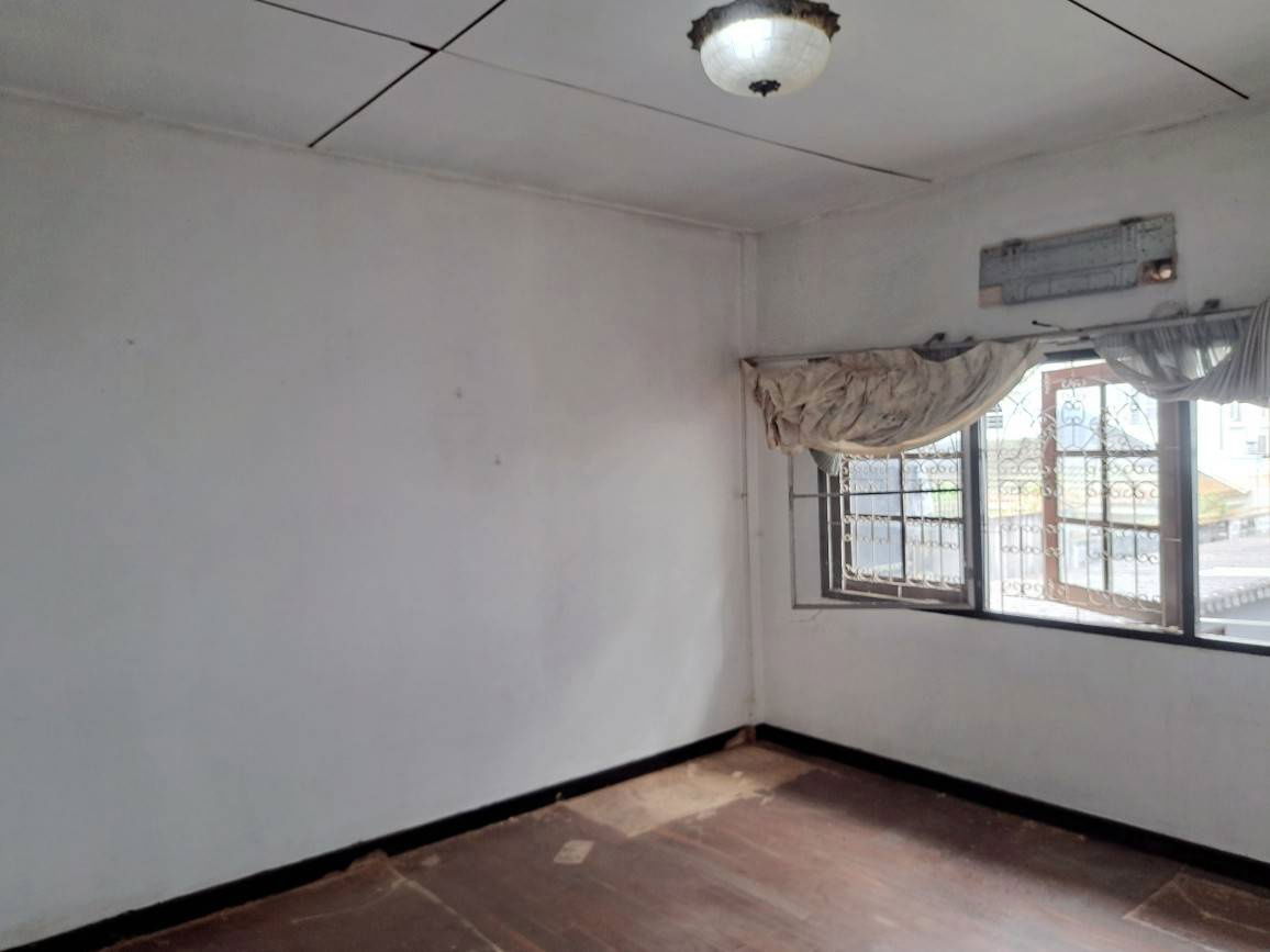 picture House for sale below market price, 850 meters from MRT Phawana, Soi Lat Phrao 41. This 2-story townhouse, 17.5 sq wah - 12/15