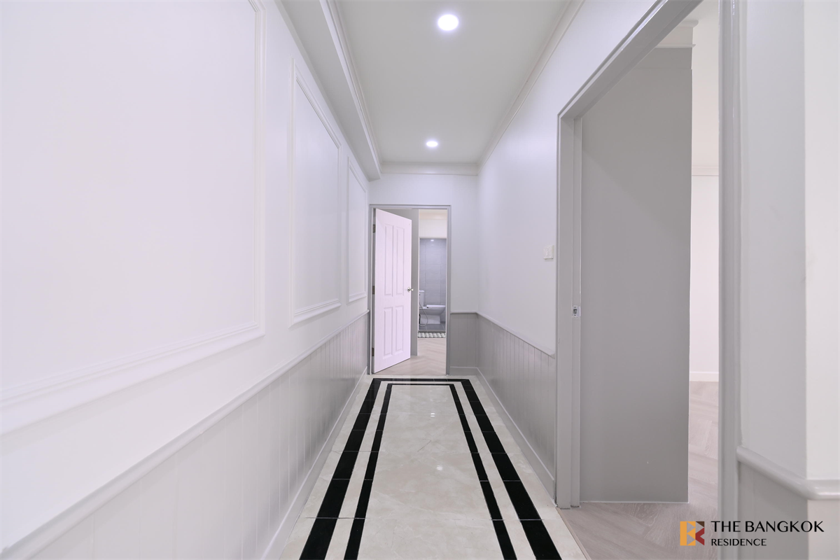 picture Saranjai Mansion near BTS Nana Easy Travel, Fully Utilized Space - 10/10