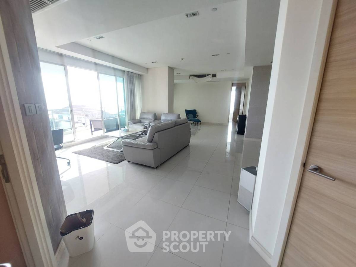 picture 3-BR Condo at Reflection Jomtien Beach Pattaya close to Pattaya (ID 1557838) - 4/16