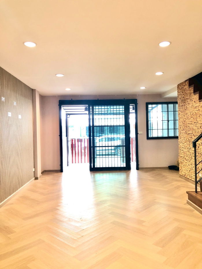 รูป ขายด่วน ราคาถูก ทำเลทองใกล้สนามบินสุวรรณภูมิ ทาวน์เฮ้าส์ 3 ชั้น หมู่บ้านแกรนดิตี้ สุวรรณภูมิ ขนาด 18.7 ตร.ว. พื้นที่ใช้สอย 150 ตร.ม. - รูปที่ 4/19