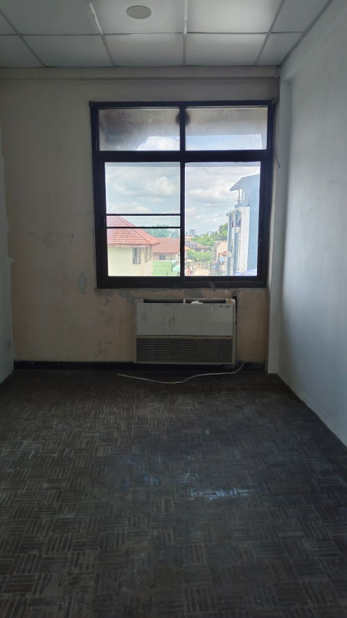 picture For sale: 20 sq.w. corner row house on Ngamwongwan Road, Soi 7. - 7/26
