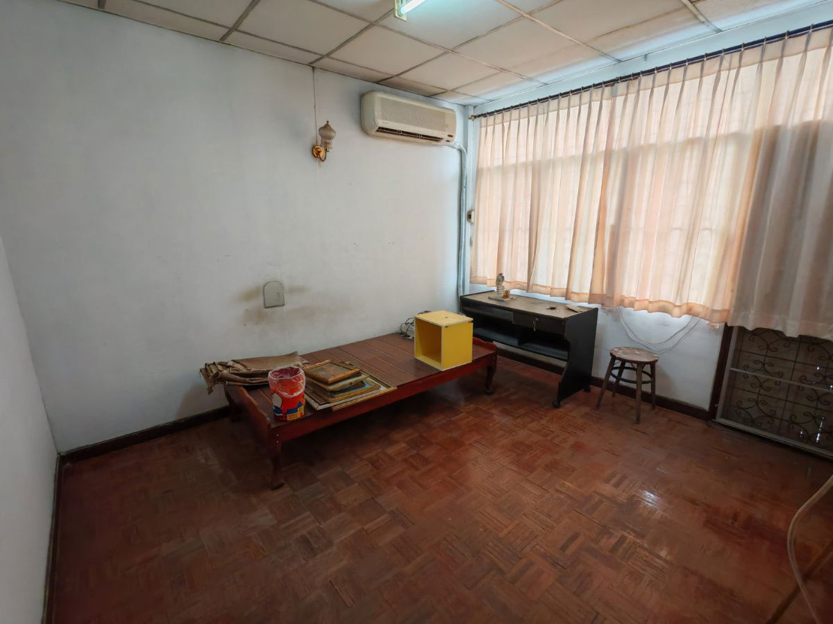 picture 2-story townhouse for sale in Soi Inthamara 41, 30 sq wah near MRT Sutthisan and MRT Ratchadaphisek. - 10/17
