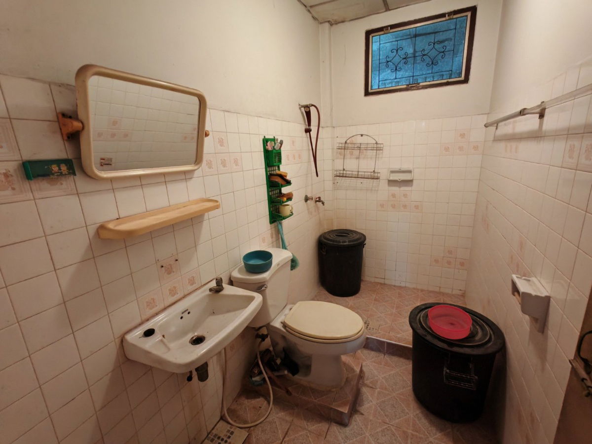 picture 2-story townhouse for sale in Soi Inthamara 41, 30 sq wah near MRT Sutthisan and MRT Ratchadaphisek. - 17/17