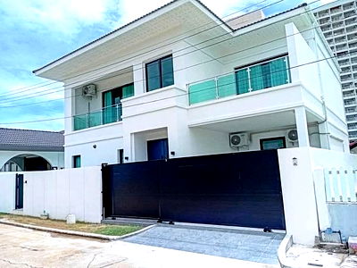 บ้านเดี่ยว ชลบุรี : บ้านสร้างใหม่พูลวิลล่า เดินไปหาดดงตาล 5 นาที