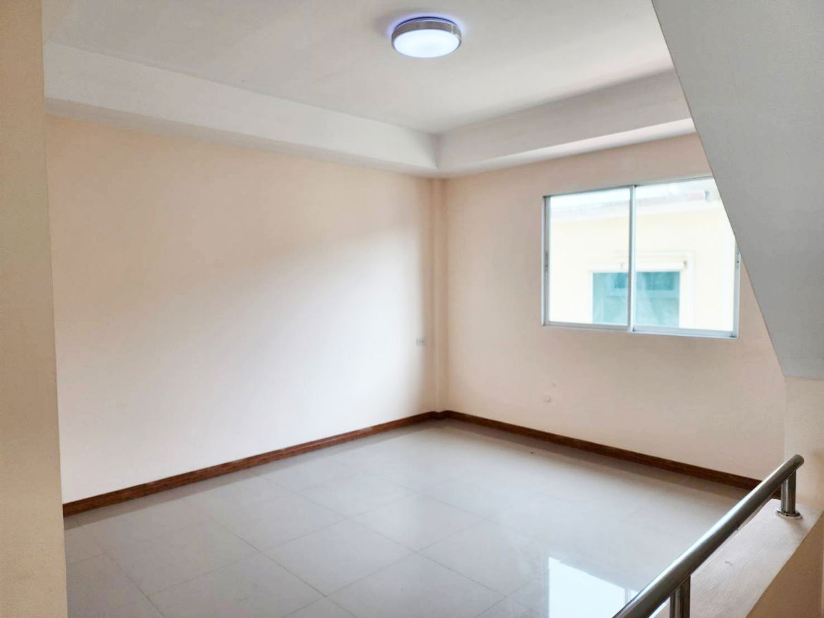 picture Shophouse for rent  Lumlukka Klong 4 Pathum Thani. near Lad Sawai market, Great location.  - 8/12