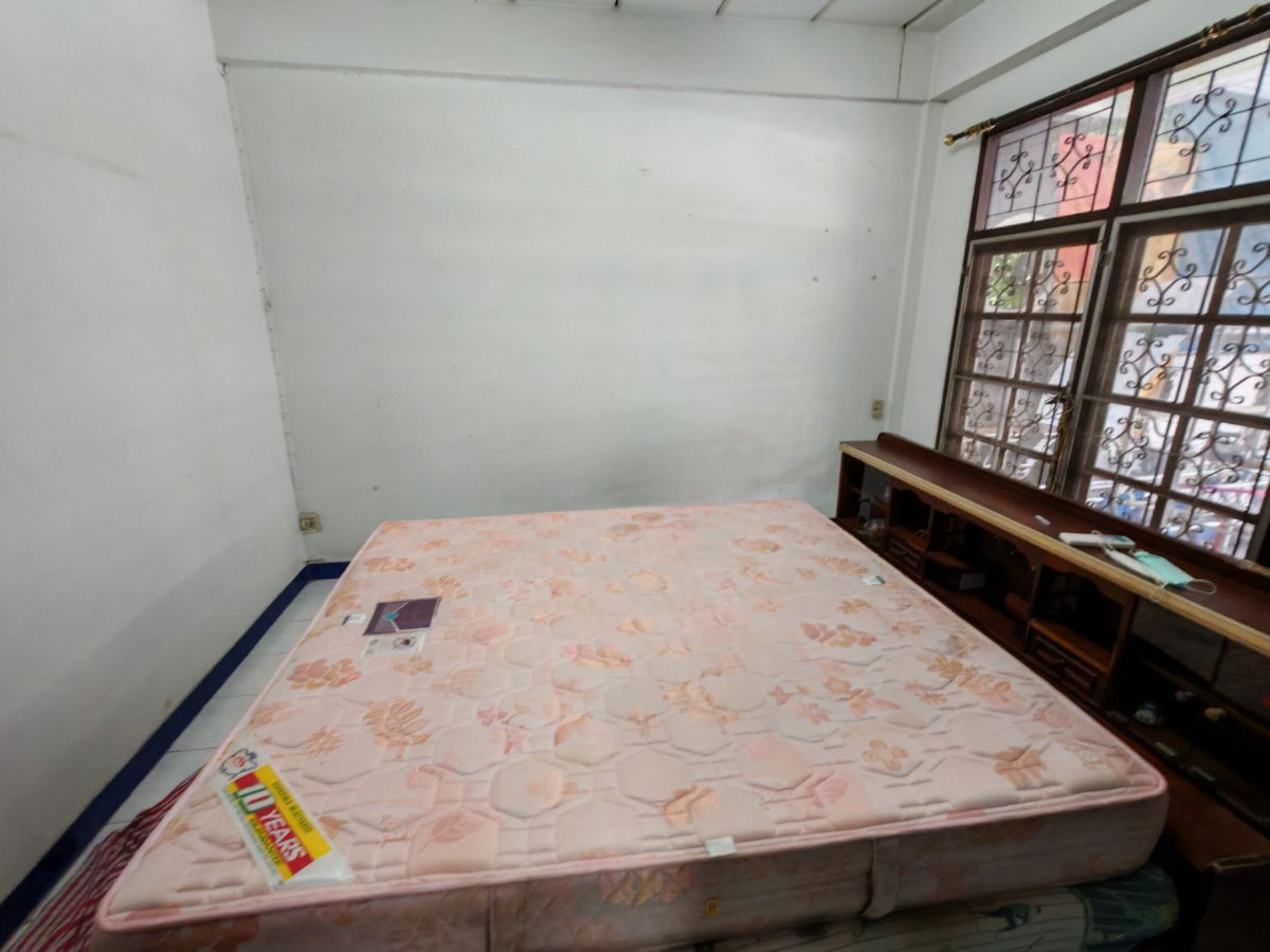 picture 2-story townhouse for sale in Soi Inthamara 41, 30 sq wah near MRT Sutthisan and MRT Ratchadaphisek. - 8/17