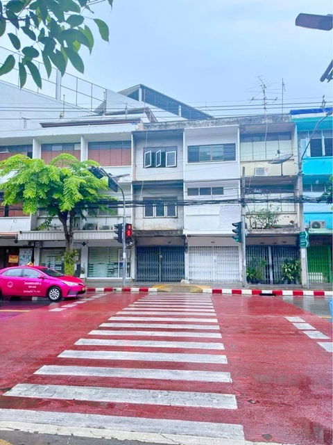 picture BTS Charoen Nakhon ICONSIAM 445m. for rent 3-story shophouse 18 sq.wa. 220 sq.m. Yaowarat 2.5 km. W - 4/8