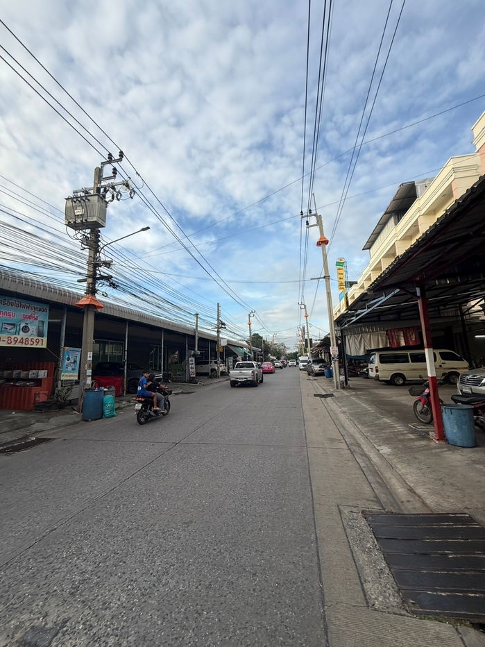 รูป ห้องเปล่าคูหาติดกันเปิดเป็นสำนักงานได้4 ชั้น4ห้องนอน6ห้องน้ำ 51.6 ตรม.224ตรม.พื้นที่ขนาดใหญ่จอดรถ4คันติดถนนทะลุได้เส้นที่ดินไทยด้านหน้าข้างหลังแพรกษา - รูปที่ 55/57