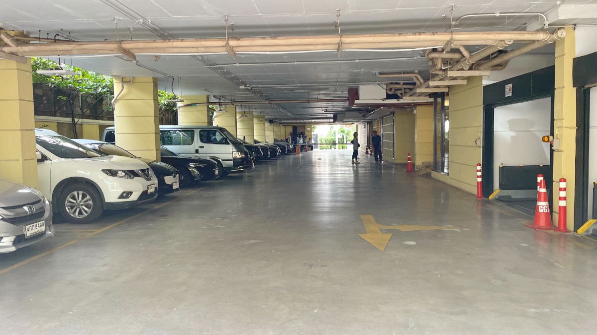 picture For rent: Pipat Place Condominium, a corner unit in Sathorn Soi 6, near BTS Chong Nonsi. - 13/14