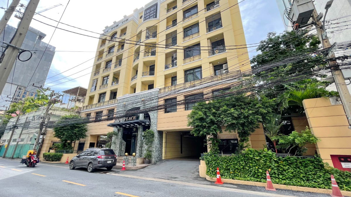 picture For rent: Pipat Place Condominium, a corner unit in Sathorn Soi 6, near BTS Chong Nonsi. - 1/14