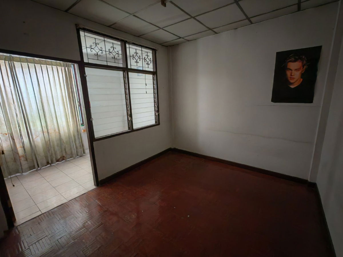 picture 2-story townhouse for sale in Soi Inthamara 41, 30 sq wah near MRT Sutthisan and MRT Ratchadaphisek. - 9/17