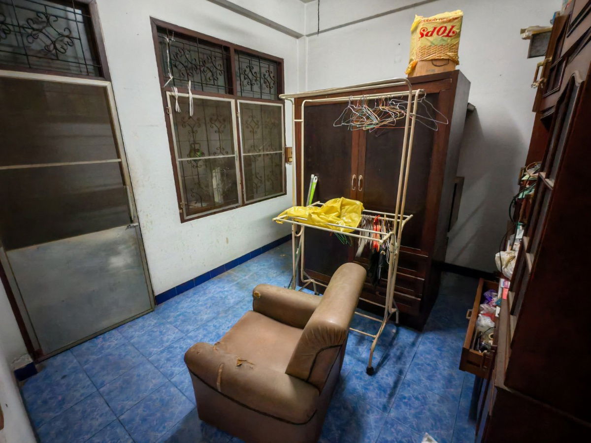picture 2-story townhouse for sale in Soi Inthamara 41, 30 sq wah near MRT Sutthisan and MRT Ratchadaphisek. - 14/17