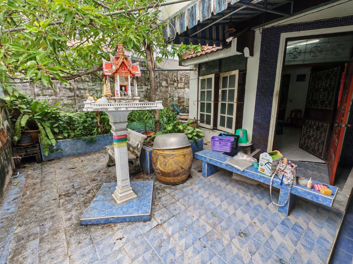 picture 2-story townhouse for sale in Soi Inthamara 41, 30 sq wah near MRT Sutthisan and MRT Ratchadaphisek. - 4/17