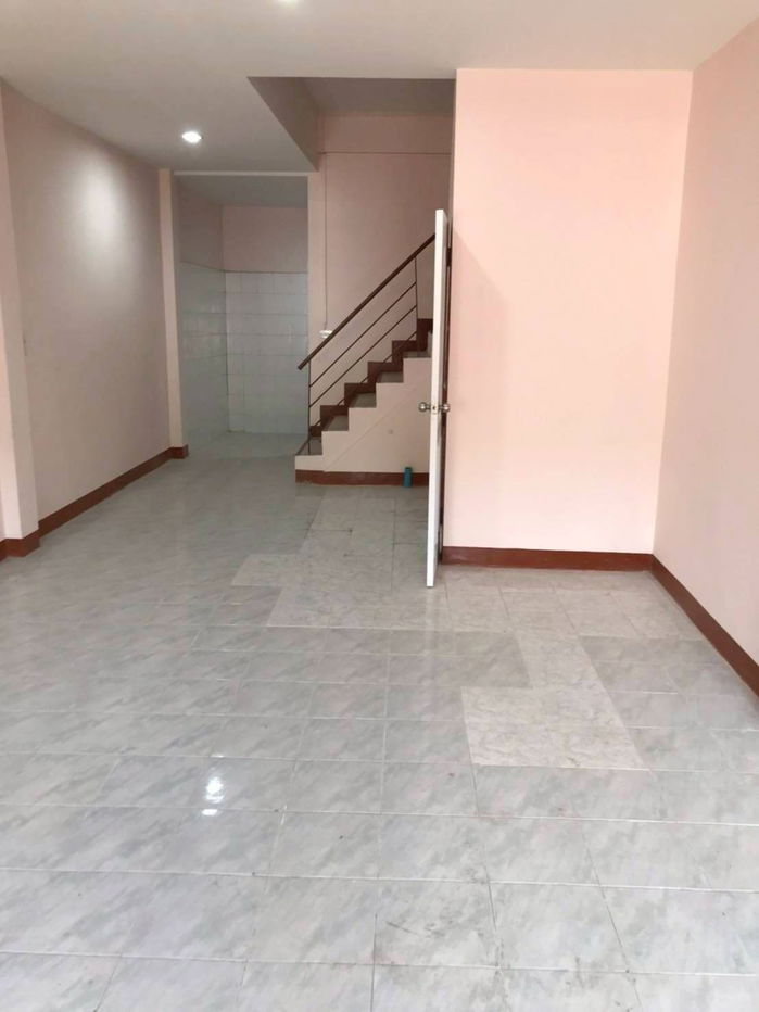 รูป ขายถูกมากก ทาวเฮาส์หมู่บ้านล้อมสุข กระทุ่มแบน สมุทรสาคร **รีโนเวทแล้ว พร้อมอยู่ได้เลย** - รูปที่ 2/14