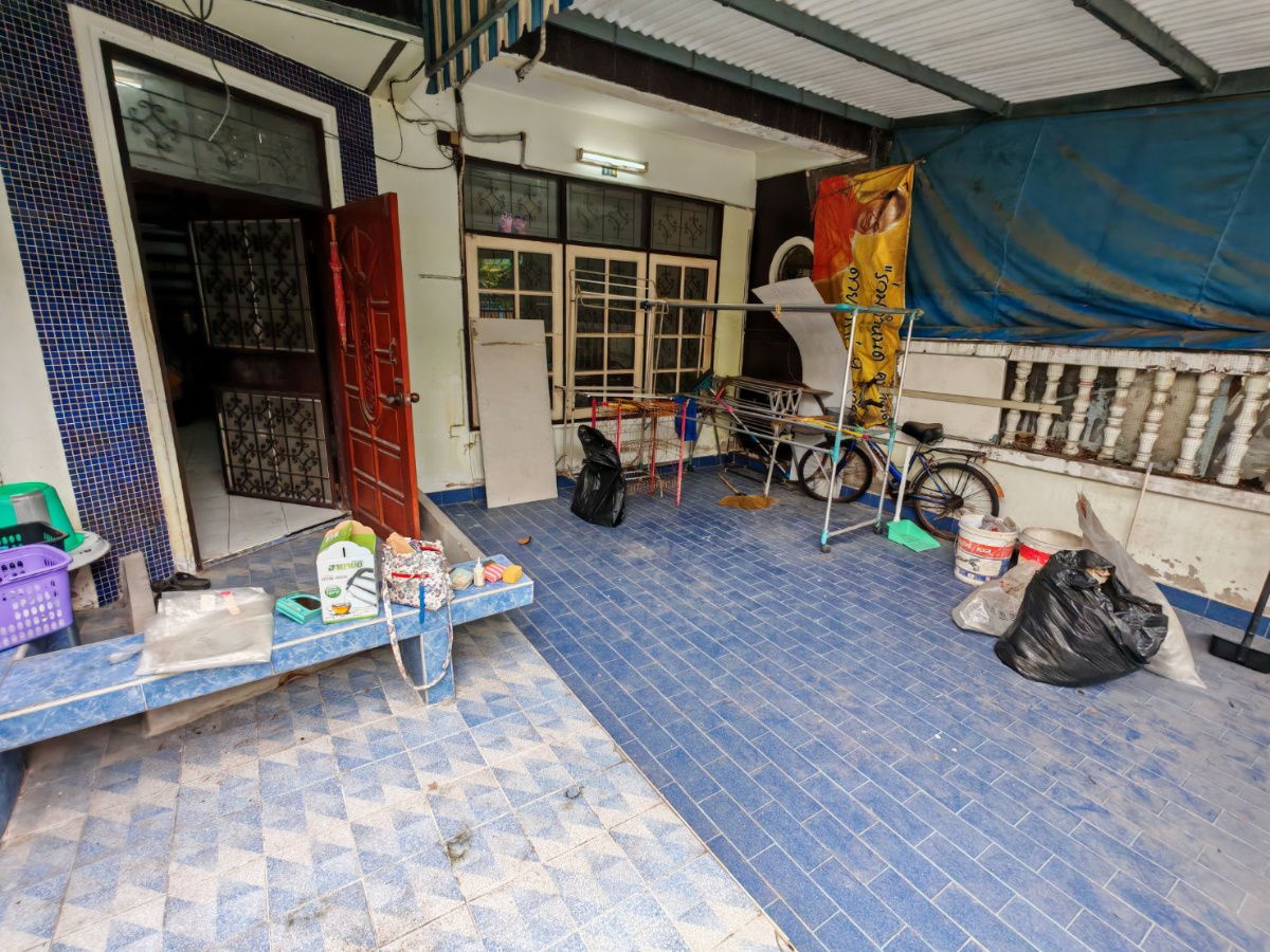 picture 2-story townhouse for sale in Soi Inthamara 41, 30 sq wah near MRT Sutthisan and MRT Ratchadaphisek. - 5/17