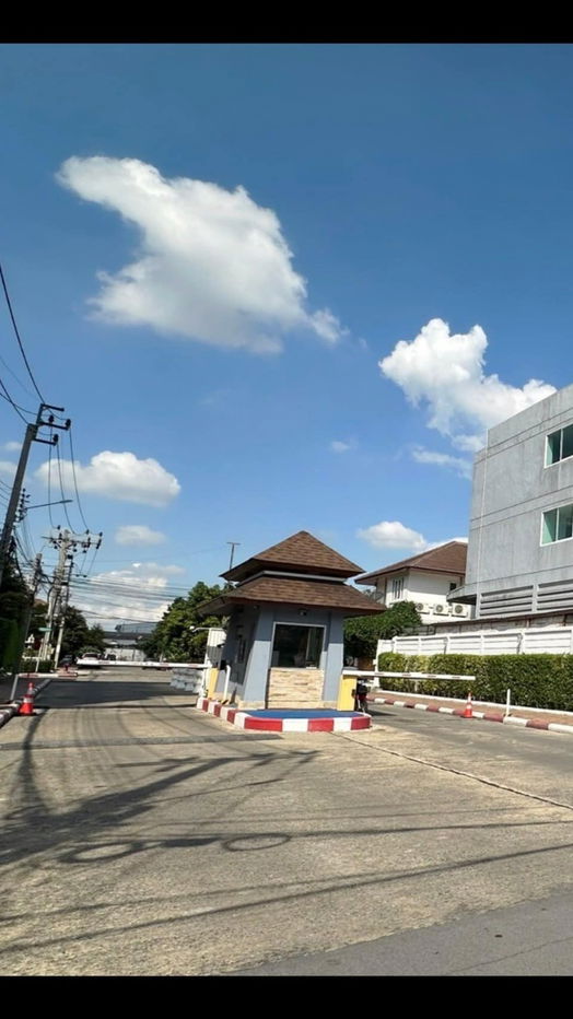 รูป ขาย ซื้อ ทาวน์เฮ้าส์ หมู่บ้านภัทรา กรุงเทพกรีฑา 2 ชั้น 22.2 ตร.ว. ทำเลดี ติดถนนใหญ่ ใกล้รถไฟฟ้า สนใจ Line ID: @951qfbfi - รูปที่ 2/14