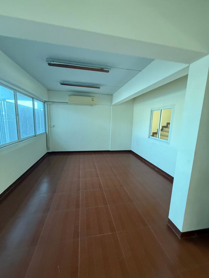 รูป ห้องเปล่าคูหาติดกันเปิดเป็นสำนักงานได้4 ชั้น4ห้องนอน6ห้องน้ำ 51.6 ตรม.224ตรม.พื้นที่ขนาดใหญ่จอดรถ4คันติดถนนทะลุได้เส้นที่ดินไทยด้านหน้าข้างหลังแพรกษา - รูปที่ 16/57