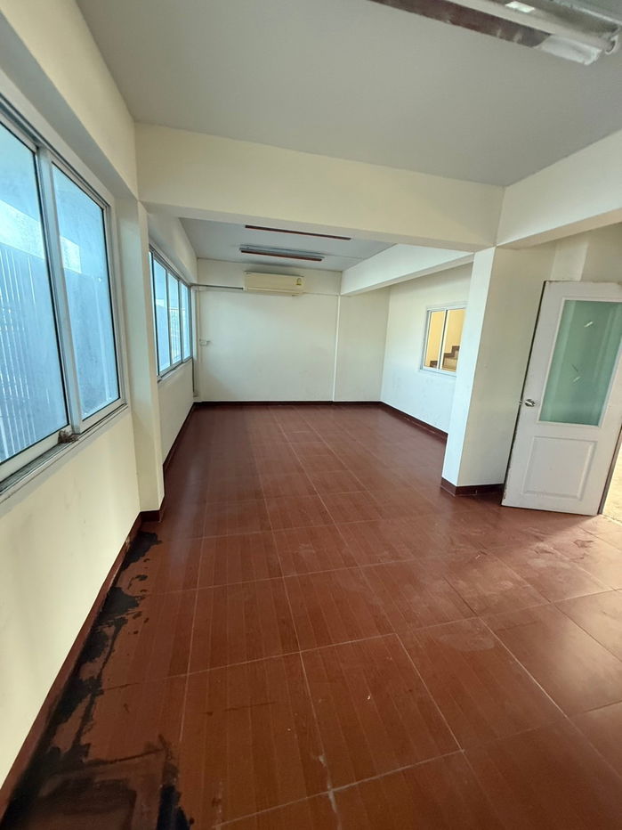 รูป ห้องเปล่าคูหาติดกันเปิดเป็นสำนักงานได้4 ชั้น4ห้องนอน6ห้องน้ำ 51.6 ตรม.224ตรม.พื้นที่ขนาดใหญ่จอดรถ4คันติดถนนทะลุได้เส้นที่ดินไทยด้านหน้าข้างหลังแพรกษา - รูปที่ 17/57