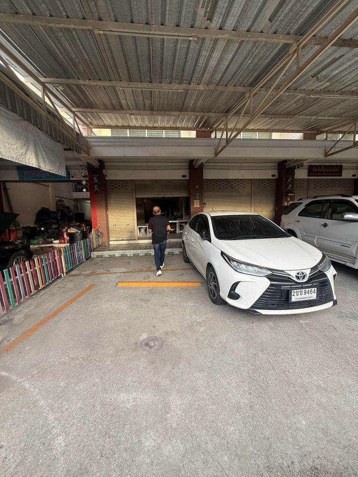 รูป ห้องเปล่าคูหาติดกันเปิดเป็นสำนักงานได้4 ชั้น4ห้องนอน6ห้องน้ำ 51.6 ตรม.224ตรม.พื้นที่ขนาดใหญ่จอดรถ4คันติดถนนทะลุได้เส้นที่ดินไทยด้านหน้าข้างหลังแพรกษา - รูปที่ 51/57
