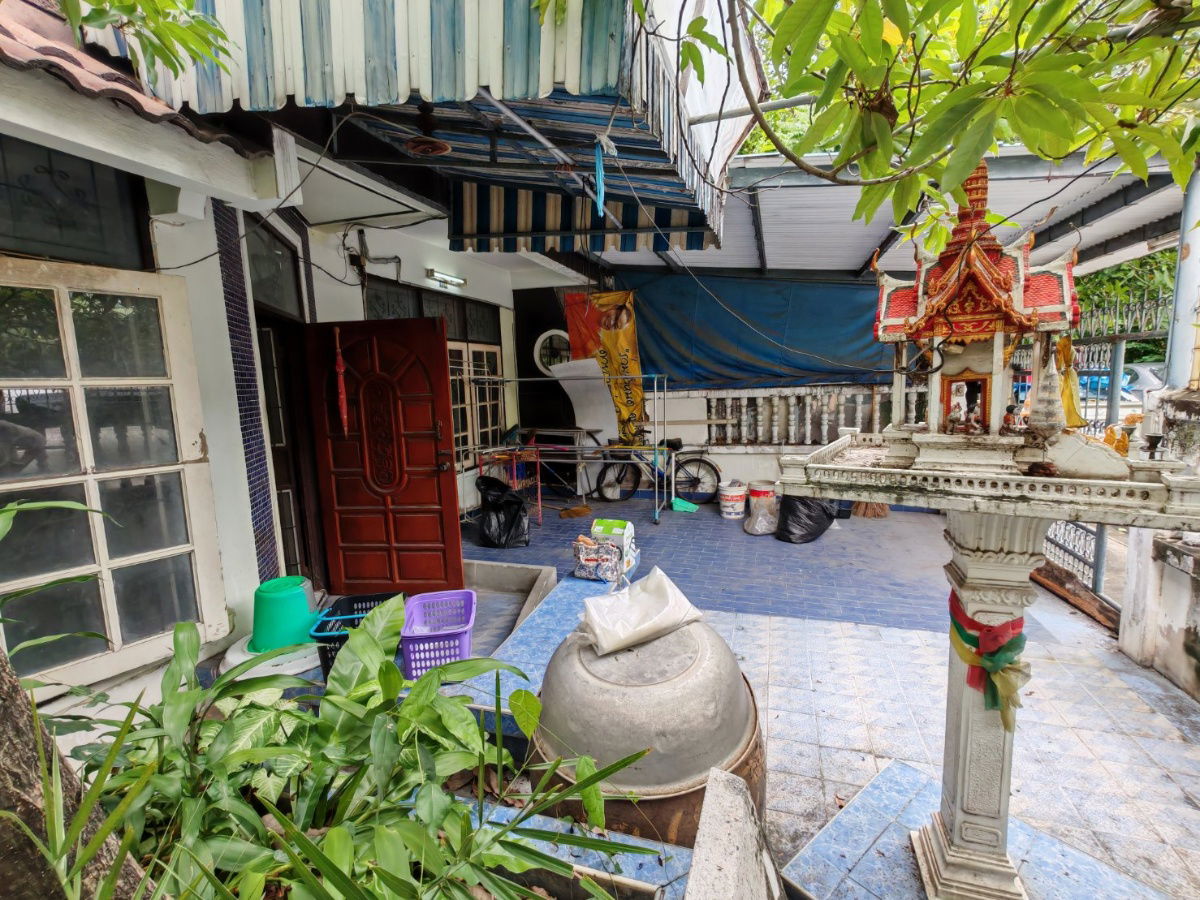 picture 2-story townhouse for sale in Soi Inthamara 41, 30 sq wah near MRT Sutthisan and MRT Ratchadaphisek. - 3/17