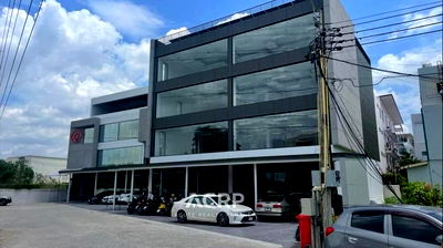 Office for rent Phatthanakan Road : Office for rent on Soi Phatthanakan 31/1, just 100 meters from the main road.