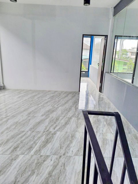 picture Only 70 m. from BTS Bang Chak and only 5 steps to 7-Eleven On Nut. 5-storey glass office building co - 6/8