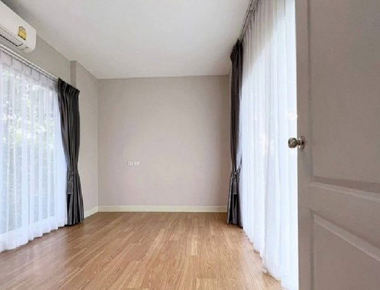 รูป ให้เช่าบ้านเดี่ยว 2 ชั้น หมู่บ้านไลฟ์ บางกอก บูเลอร์วาร์ด รังสิต คลอง 2 / มีพื้นที่สวนข้างบ้าน / เฟอร์นิเจอร์ครบ Fully Furnished อยู่อาศัย - รูปที่ 15/17