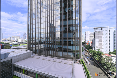 Big discount, full deal THE ESSE at SINGHA COMPLEX near MRT Phetchaburi Station