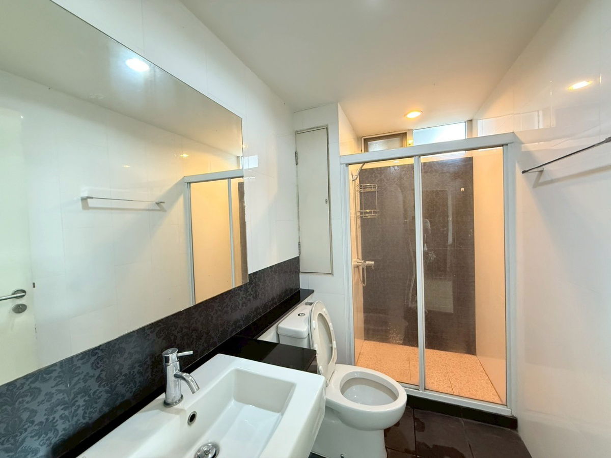 picture Morning Side Heights Ratchada 30 *corner room* - 5/7