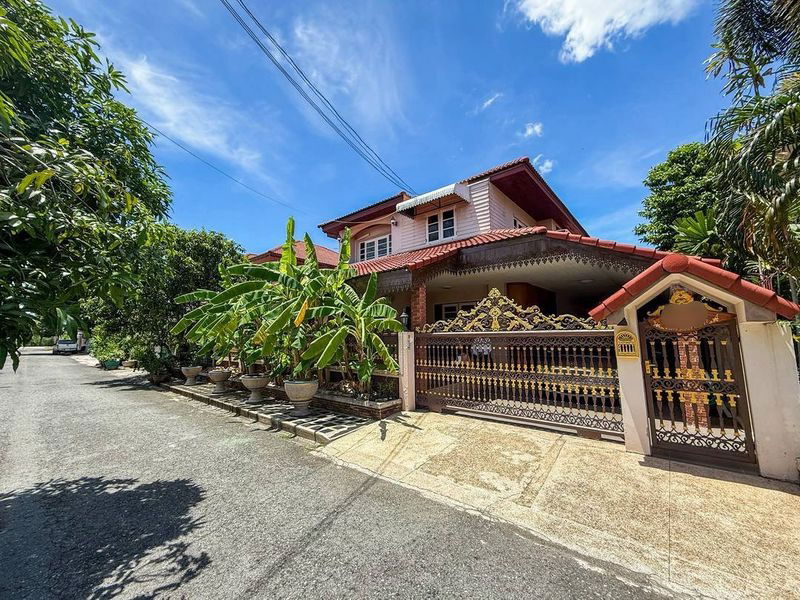 picture Large 2-storey detached house for sale, good location in the city center, behind Central Chonburi. - 1/17