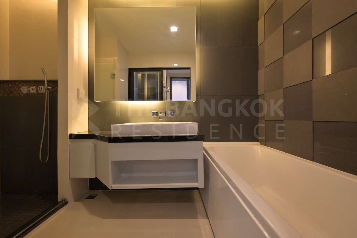 picture Ivy Ampio near MRT Cultural Center of Thailand Station Book before anyone else - 9/10