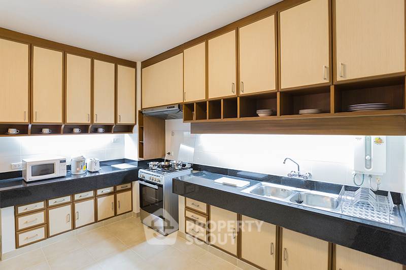 picture 2-BR Condo at Karolyn Court near BTS Phloen Chit (ID 513360) - 7/18