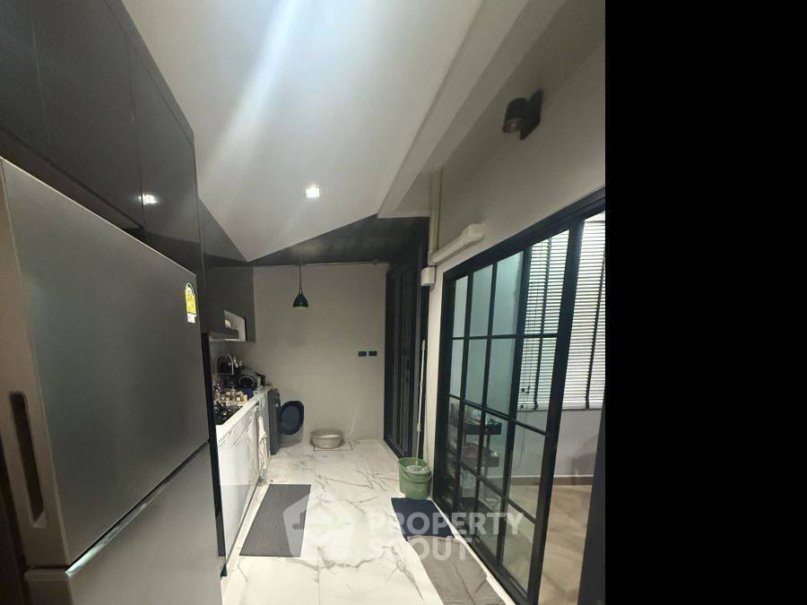 picture 3-BR Townhouse at The Metro Pattanakarn-Srinakarin in Prawet (ID 2317585) - 5/9