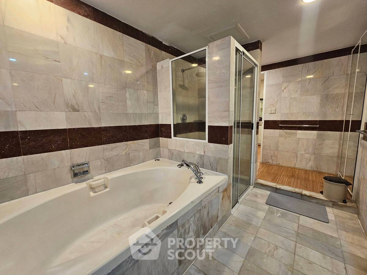picture 3-BR Condo at President Park Condominium near MRT Queen Sirikit National Convention Centre (ID 2066289) - 7/18
