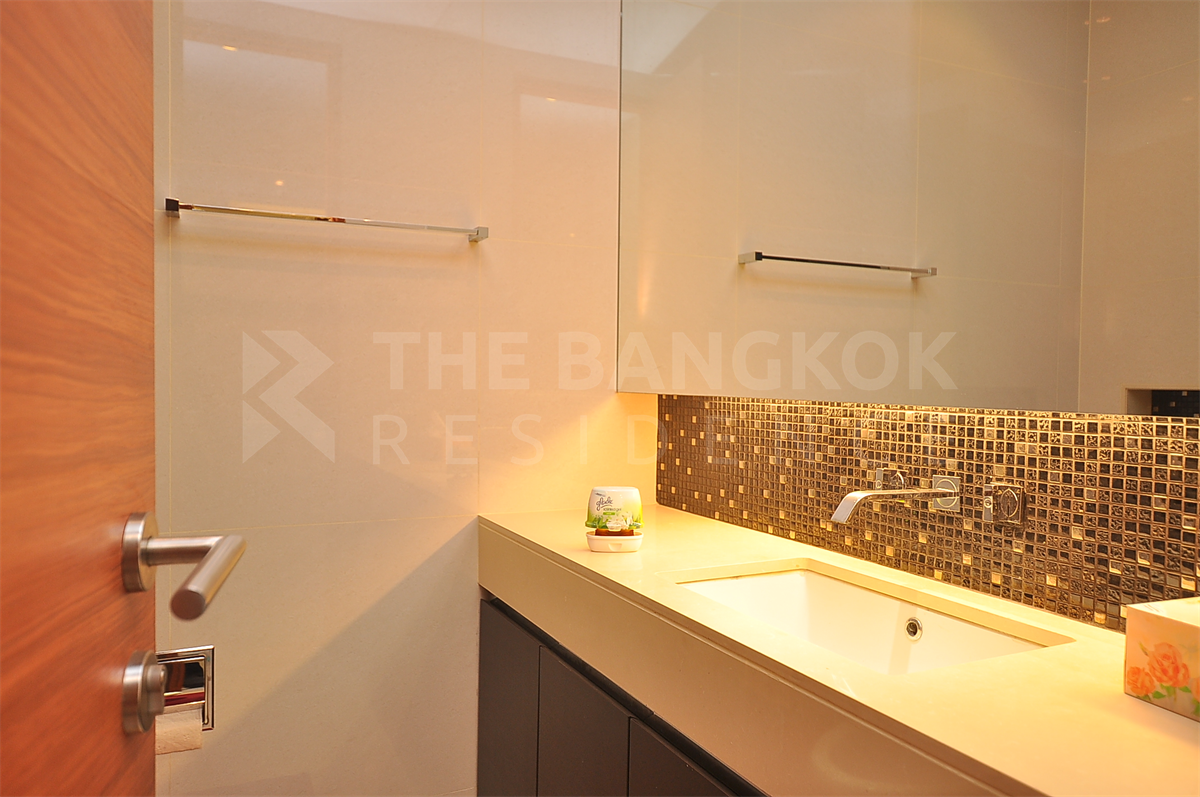 picture The Address Sukhumvit 28 near BTS Phrom Phong Great price, prime location - 7/10