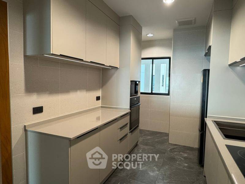 picture 3-BR Condo at Sathorn Gardens near MRT Si Lom (ID 2067345) - 17/20