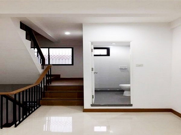 รูป ให้เช่า อาคารพาณิชย์ อ่อนนุช ใกล้  รถไฟฟ้าสถานีศรีนุช  ขนาด 250   ตรม หน้ากว้าง 4 เมตร 3 ห้องนอน 3 ห้องน้ำ แอร์ เหมาะทำ สำนักงาน ร้านค้า และ อยู่อาศัย  - รูปที่ 5/8