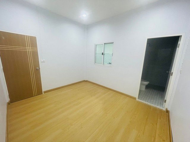 รูป HU6804 ขายทาวน์เฮ้าส์ หมู่บ้านชลเทพ สมุทรปราการ - รูปที่ 5/8