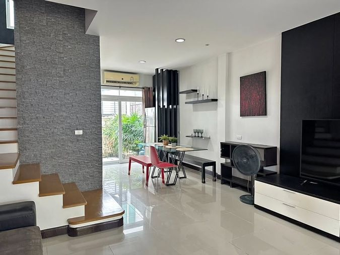 ขายบ้านเดี่ยว 3 ชั้น หมู่บ้าน บ้านกลางเมือง เออร์บาเนี่ยน พระราม 9-ลาดพร้าว 21.2 ตารางวา