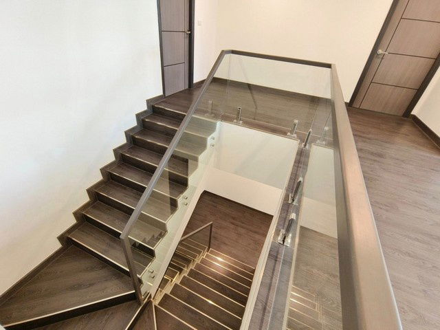 รูป ขายบ้านเดี่ยว 3 ชั้น สไตล์โมเดิร์น ใจกลางสุขุมวิท 65 - รูปที่ 5/6