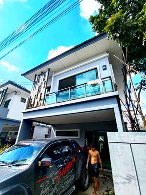 บ้านแฝด ถนนพุทธมณฑล สาย 5 : 🏡✨ ขายบ้านแฝดหลังกลาง รีโนเวทใหม่ทั้งหลัง ✨🏡 📍 หมู่บ้าน The Plant ปิ่นเกล้า–สาย 5