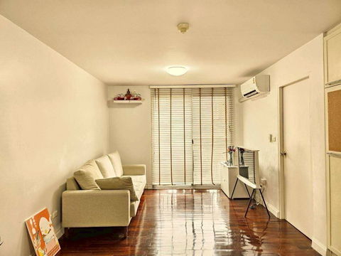 49 Plus, available for rent in a big room in the city center, home-style room, warm, pleasant to watch 063-384-4228 